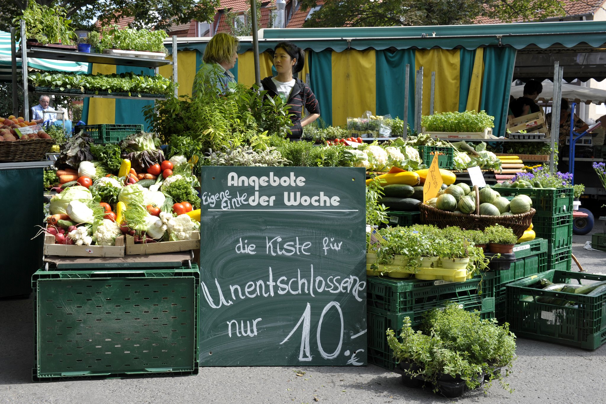 Ein reichlich gefüllter Gemüsestand mit allem was ein Wochenmarkt bieten kann.
